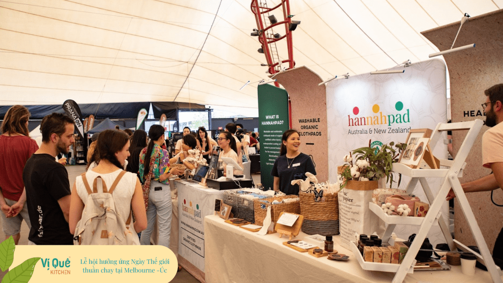 Khung cảnh một gian hàng nhộn nhịp tại lễ hội thuần chay ở Melbourne, Úc

